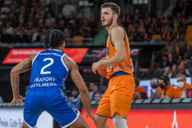 从而形成正 从而形成正